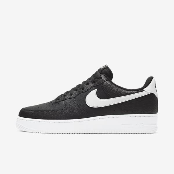 Men\'s Nike Air Force 1 07 Sneakers Black / White | NK625SVZ